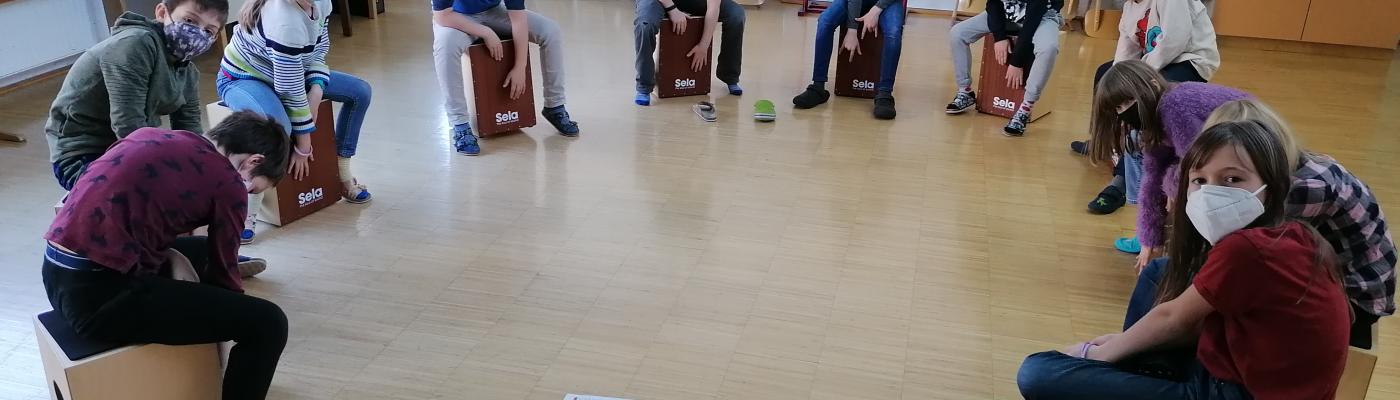 © VS Scharnitz Musik und Turnen trotz Mundschutz