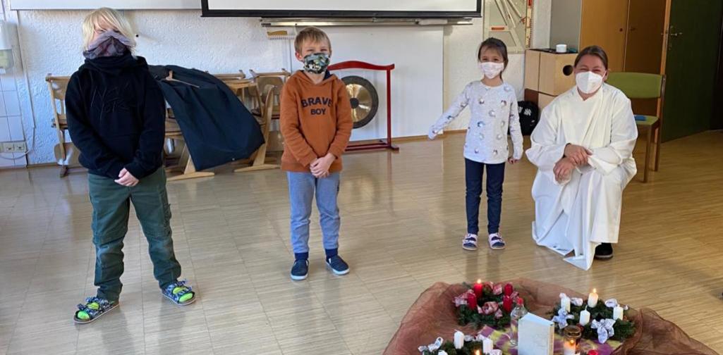 Unsere Helfer bei der Adventkranzweihe Foto unserer Helfer bei der Adventkranzweihe