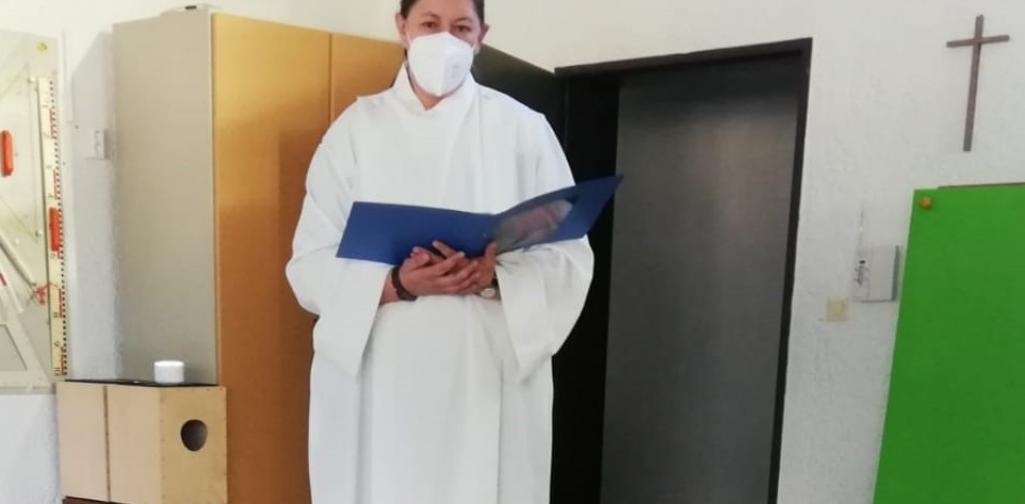 Unsere Religionslehrerin bei der Weihe Foto von unserer Religionslehrerin bei der Weihe